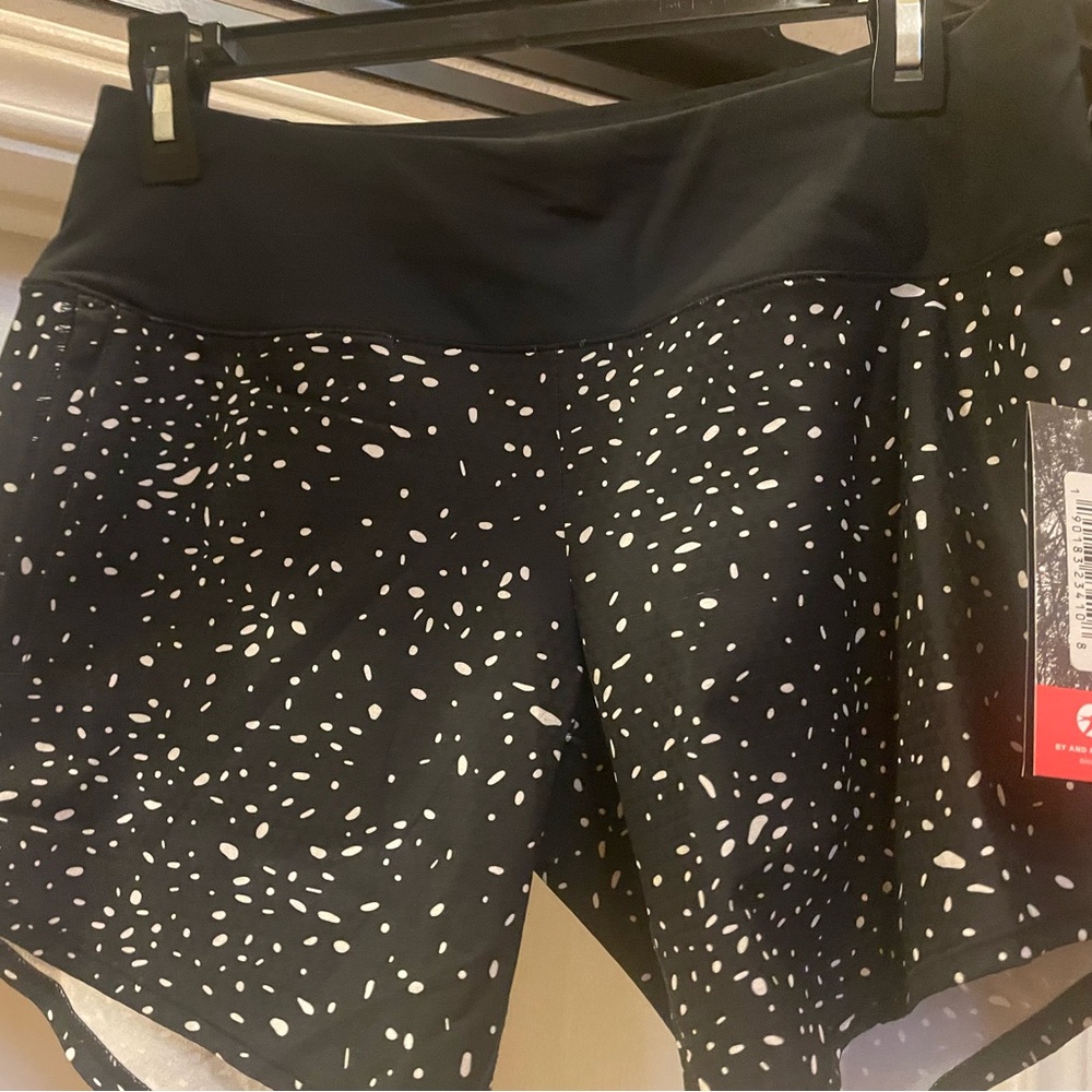 NWT Oiselle long Roga running Shorts with “snowflake” pattern